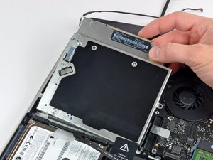 Langkah 8 — Mengangkat Optical Drive