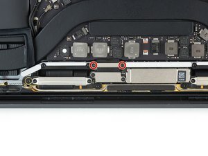 Langkah 4 — Mengangkat Cover Display Cable