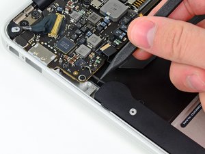Langkah 4 — Lepaskan Kabel Speaker Kanan