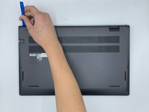 Langkah 3 — Buka Penutup Laptop dengan Alat Bantu