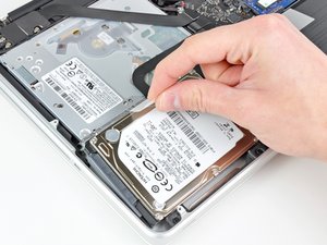 Langkah 3 — Mengangkat Hard Drive