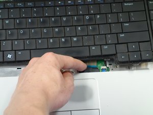 Langkah 3 — Melepas Keyboard
