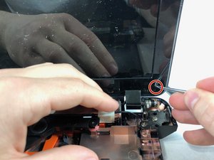 Langkah 7 — Lepaskan Bezel Layar