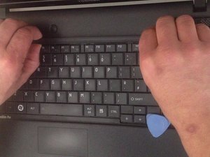 Langkah 2 — Buka Penutup dan Lepaskan Sekrup