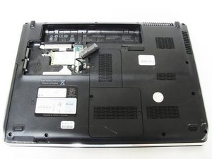 Langkah 4 — Lepaskan Sekrup dan Angkat Hard Drive