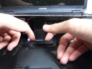 Langkah 4 — Mengangkat Keyboard dari Tempatnya