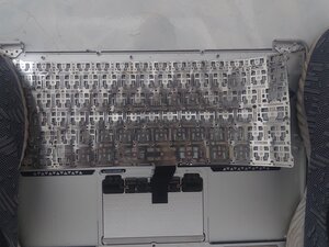 Langkah 4 — Mengangkat Keyboard