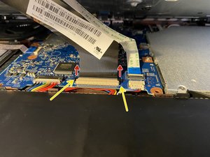 Langkah 3 — Memutus Kabel Keyboard dan Touchpad