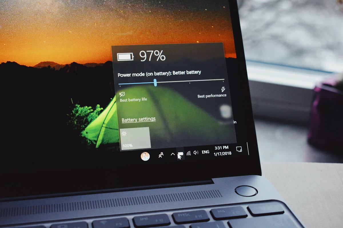 Indikator baterai laptop 97 persen di layar Windows