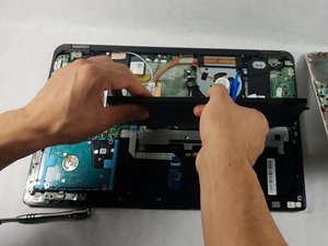 Langkah 6 — Melepas Baterai dari Laptop