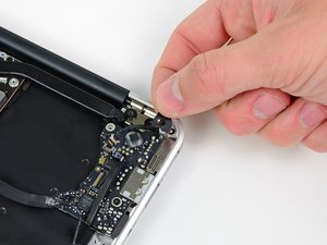 Langkah 5 — Lepaskan Gasket dan Sekrup I/O Board