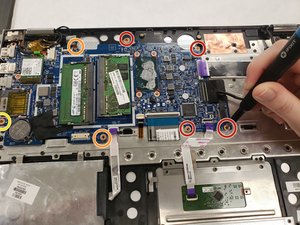 Langkah 4 — Melepas Motherboard