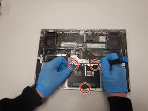 Langkah 3 — Lepaskan Trackpad dan Kabelnya