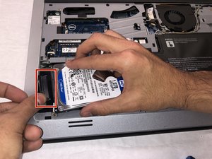 Langkah 4 — Lepaskan hard drive dari motherboard