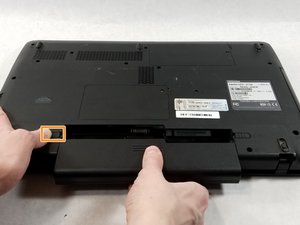Langkah 2 — Menghilangkan Sekrup di Atas Keyboard