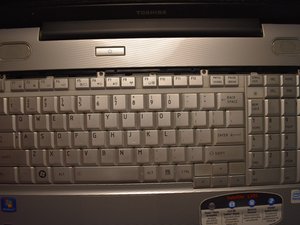 Langkah 2 — Menghilangkan Sekrup Penahan Keyboard