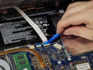 Langkah 3 — Mengangkat Kabel dan Casing Belakang