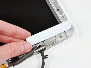 Langkah 3 — Mengeluarkan Inverter dan Kabel Backlight