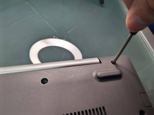 Langkah 3 — Membuka Casing Laptop