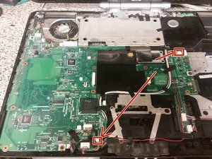 Langkah 8 — Mengeluarkan Subwoofer dan Kipas CPU
