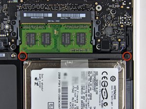 Langkah 1 — Menghilangkan Sekrup Penahan Bracket Hard Drive