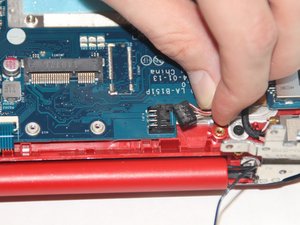 Langkah 10 — Menghubungkan dan Memutus Kabel Power Connector