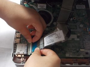 Langkah 6 — Mengangkat Kabel Keyboard