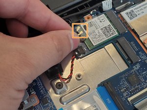 Langkah 2 — Lepaskan Kabel dan Sekrup di Hinge