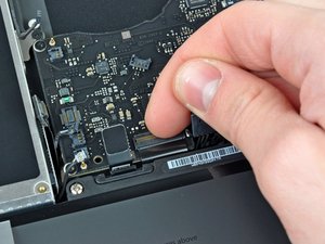 Langkah 8 — Mengangkat Kabel Keyboard