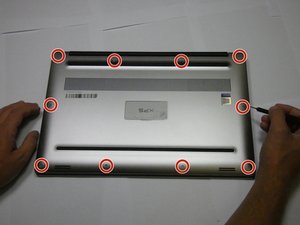 Langkah 2 — Menghilangkan Screws di Panel Belakang