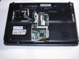 Langkah 5 — Lepaskan Kabel dan Sekrup Keyboard