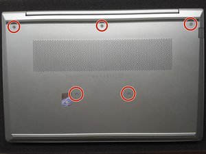 Langkah 1 — Buka Tutup Bawah Laptop