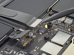 Langkah 3 — Lepaskan Kabel Trackpad