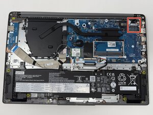 Langkah 3 — Melepas Konektor LCD ke Motherboard
