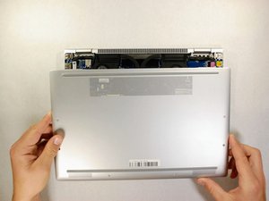 Langkah 2 — Lepaskan SSD dari Slot