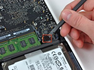 Langkah 9 — Mengangkat Konektor Hard Drive