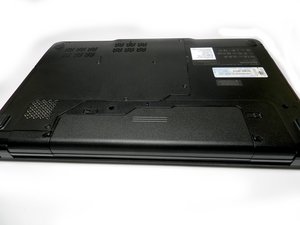 Langkah 1 — Matikan Laptop dan Buka Baterai