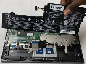 Langkah 5 — Angkat Baterai dari Case