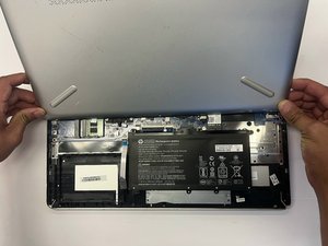 Langkah 5 — Angkat Tutup Bawah dan Akses I/O Board