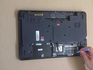 Langkah 3 — Lepaskan HDD, RAM, dan WiFi Card