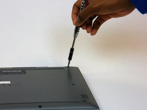 Langkah 1 — Membuka Tutup Belakang Laptop