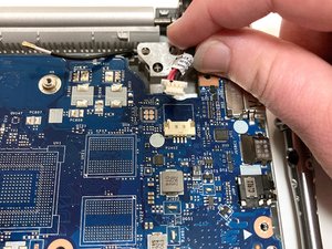 Langkah 5 — Lepaskan Kabel di Sisi Kanan Motherboard