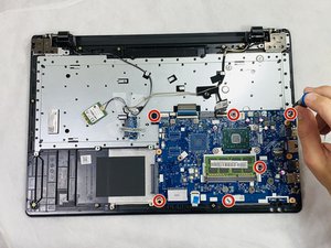 Langkah 7 — Mengeluarkan Motherboard