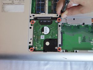 Langkah 5 — Lepaskan Hard Drive Kedua