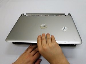 Langkah 8 — Lepaskan Bagian Keyboard dan Layar