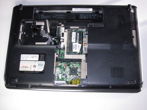 Langkah 4 — Lepaskan Tutup Switch dan Akses Speaker