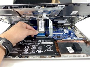 Langkah 3 — Mengangkat Keyboard dari Casing