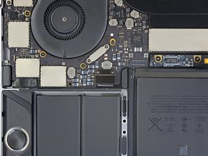 Langkah 1 — Menghilangkan Sekrup Penghubung Keyboard