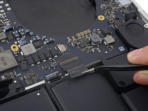 Langkah 8 — Lepaskan Pita Kabel Keyboard
