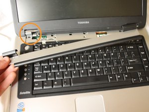Langkah 2 — Melepas Keyboard